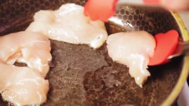 Et maşası önceden ısıtılmış tereyağlı tavukla birlikte bir tavaya konur.