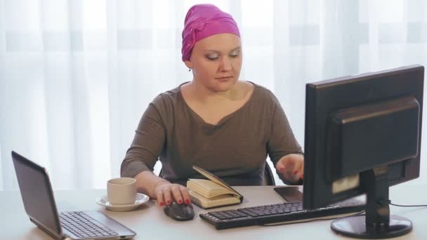 Mujer judía en un tocado en la oficina trabaja en la computadora — Vídeos de Stock