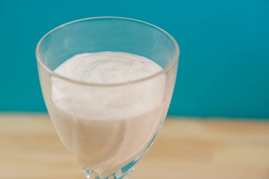 Kokteyl bardağında çırpılmış dondurma ve muz.