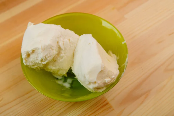 Μπάλες παγωτού σε ένα πράσινο πιάτο στο τραπέζι. — Φωτογραφία Αρχείου