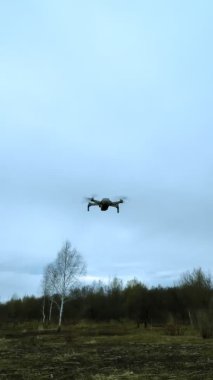 Doğanın üzerinde uçan bir kuadrokopter görüş alanımızdan çıktı..