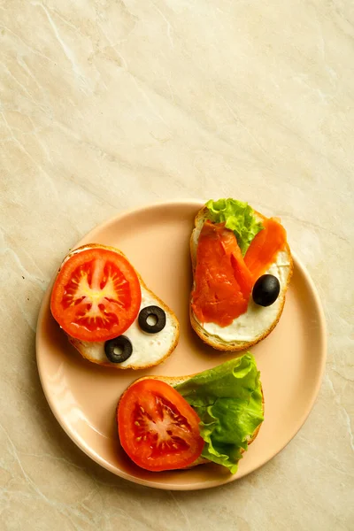 Surtido de sándwiches con tocino de pescado y verduras en una mesa ligera en un plato . —  Fotos de Stock