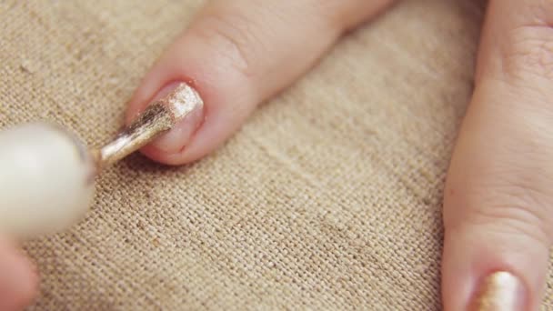 Tekening op een spijkerplaat van een lichte vernis met pailletten. — Stockvideo