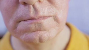 Bir adam kebap aromalı çıtır çavdar krakeri yer.