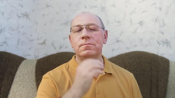 Ein Mann zu Hause isst knusprige Dönercroutons. — Stockvideo
