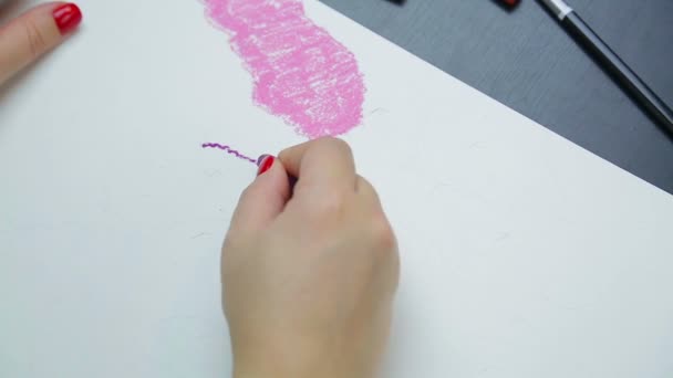 Vrouwelijke hand tekent avondlucht op wit papier met paars pastel. Termijnen. — Stockvideo