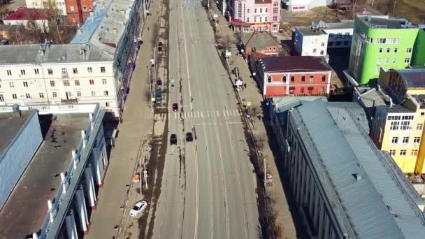 2020年4月4日ロシア、レニン・アベニュー、イワノヴォ市。コロナウイルスに対する隔離中の日中は人も車もいない空の都市 — ストック動画