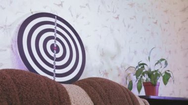 Coranavirus 'un önlenmesi için karantinada bir dart oyunu.