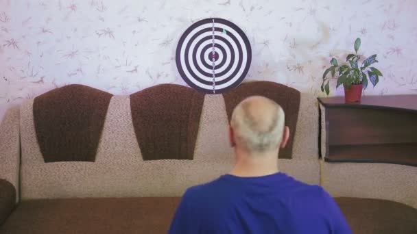 Coronavirus quarantined couples play darts in their free time at home. — Stock Video