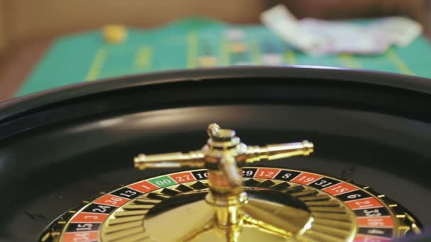 Vrouwelijke hand draait roulette voor het spel — Stockvideo