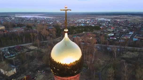 Прохід камери поруч з хрестом, який знаходиться на куполі Православної Церкви. — стокове відео