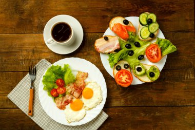 Kahvaltı, kızarmış yumurta, pastırma ve sandviç..