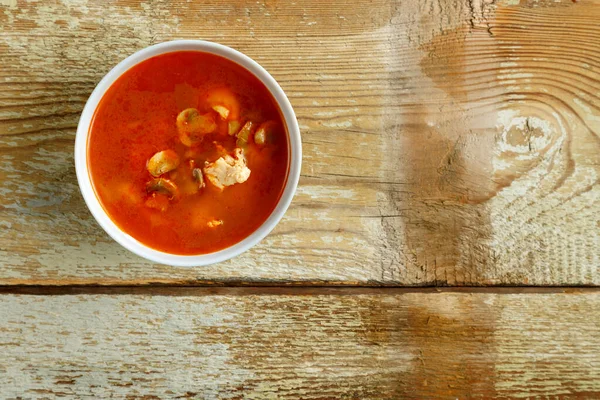 Sopa de boniato tradicional con pollo en un plato sobre una mesa de madera. Fotografía horizontal —  Fotos de Stock