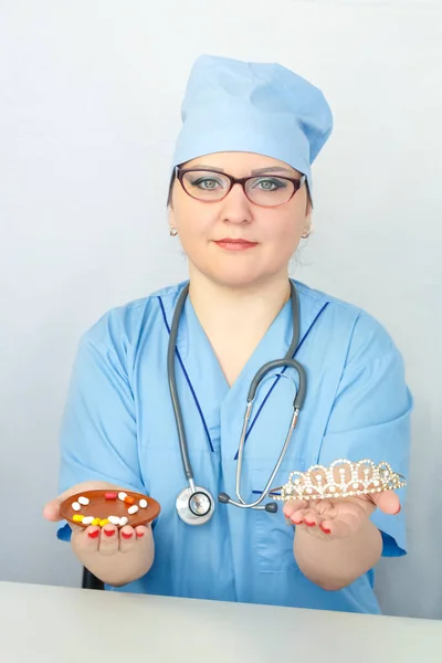 Женщина-врач держит в руках лекарство и корону. . — стоковое фото