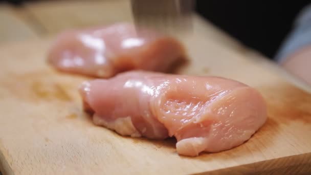 Eine weibliche Hand schlägt das Huhn mit einem Metallhammer. — Stockvideo