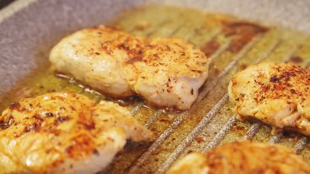 Grilled chicken fillet in sizzling oil. — Stock Video