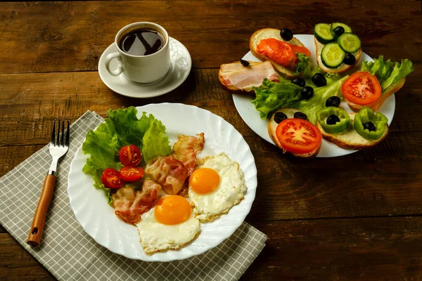 Kahvaltı, kızarmış yumurta, pastırma ve sandviç.. — Stok fotoğraf