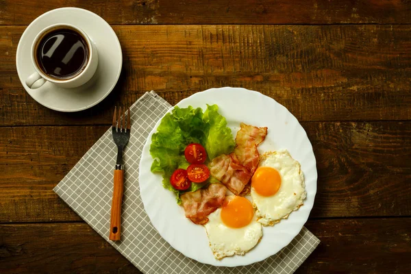 Breakfast on a wooden table. Coffee fried egg with bacon. — Stock Photo, Image