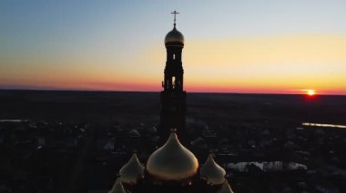 Rusya, Ivanovo Oblastı, Vichuga şehri, Tanrı 'nın Issızlığı Kilisesi, 1 Mayıs 2020. Gün batımında en üst görünüm
