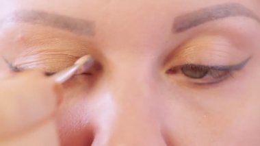 Genç bir kadın evinde aynanın önünde sonsuza dek parlak gölgeler bırakır..