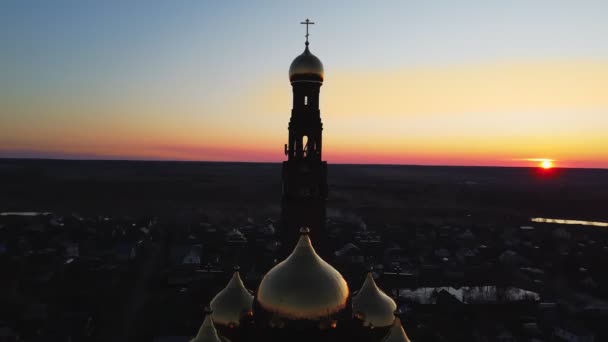 Rusia, Óblast de Ivanovo, la ciudad de Vichuga, la Iglesia de la Desolación del Señor, 1 de mayo de 2020. Vista superior al atardecer — Vídeo de stock