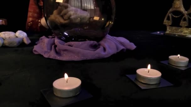 Sihirli salondaki falcı kartları karıştırır ve serer.. — Stok video