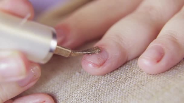 Zeichnung auf einer Nagelplatte aus hellem Lack mit Spangles. — Stockvideo