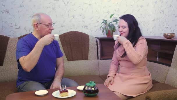 A married couple celebrates her husbands birthday in self-isolation quarantine coronavirus with tea and cake. — Stock Video