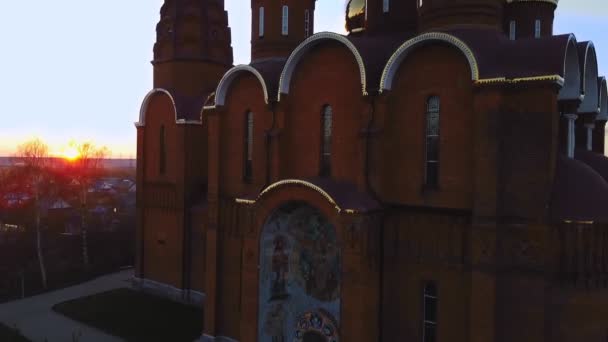 Rusia, región de Ivanovo, la ciudad de Vichuga, la Iglesia del Señor de la Resurrección, 1 de mayo de 2020. Cerrado a feligreses durante la pandemia del coronavirus . — Vídeos de Stock