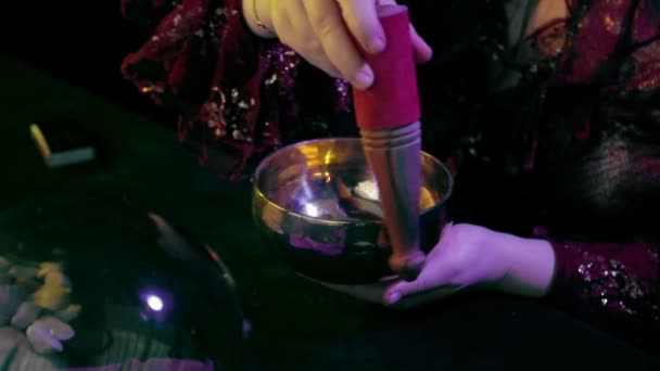 魔术界的幸运者带着一只歌唱的杯子工作. — 图库视频影像