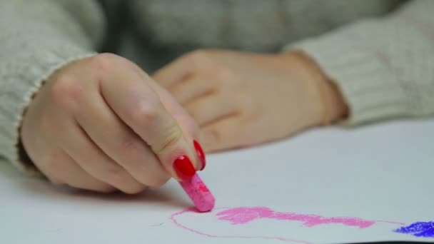 Mano femminile disegna nuvole serali su carta bianca con gesso rosa pastello. Giri di tempo — Video Stock