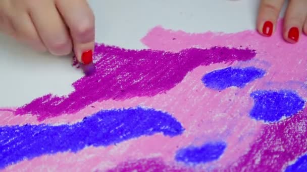 Vrouwelijke hand trekt op wit papier met paarse pastel hemel bij zonsondergang — Stockvideo