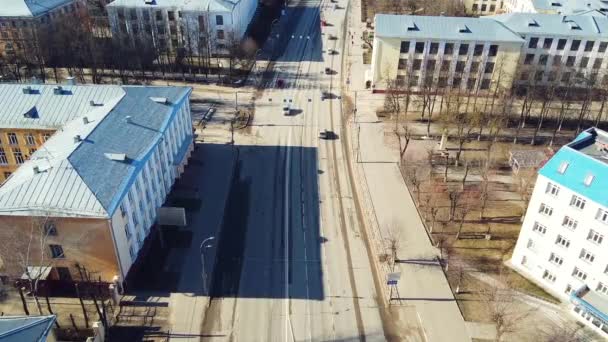 2020年4月4日ロシア、シェレメチェフスキー通り、イワノヴォ市。無人都市は、コロナウイルスに対する隔離中の日中に人々と少数の車のない通りです。 — ストック動画