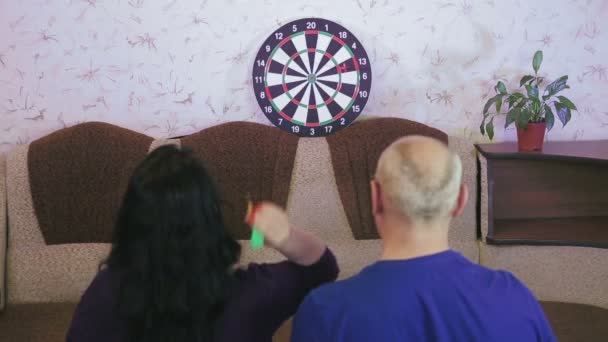 Coronavirus karantén alá került pár, férj tanít feleség játszani darts — Stock videók