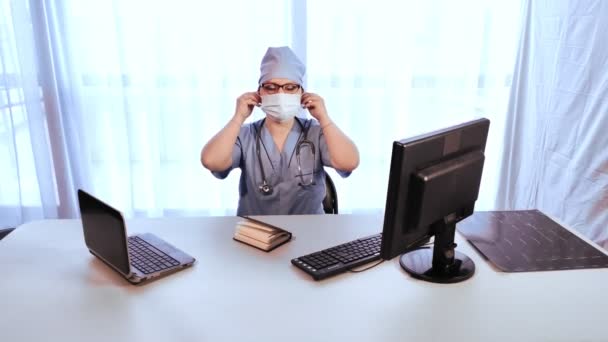 Žena lékař v kanceláři před zahájením nasadit lékařskou masku — Stock video