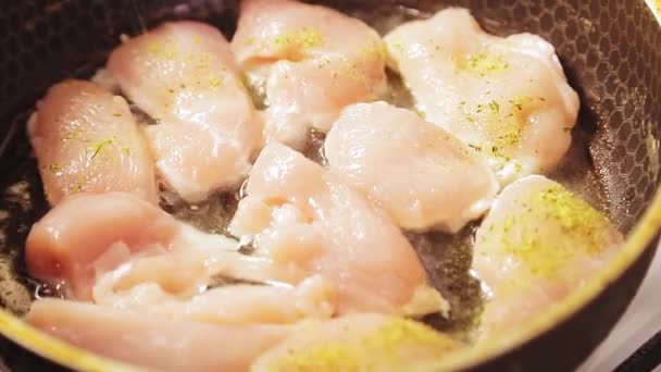 Spices sprinkle on the chicken fried in a pan. — Stock Video