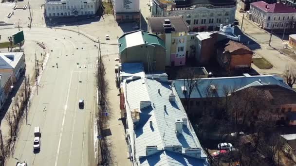 04 de abril de 2020 Rússia, a cidade de Ivanovo, Avenida Lenin e Praça da Revolução. Uma cidade vazia sem pessoas e poucos carros durante o dia durante a quarentena contra o coronavírus — Vídeo de Stock