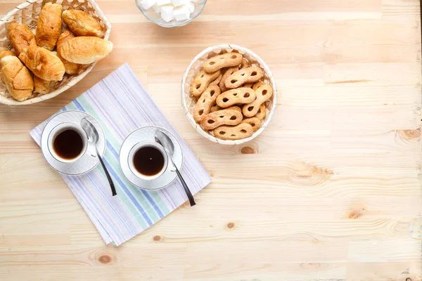 Чашка кофе на салфетке деревянный стол с конфетами и блокнот. Копирование пространства . — стоковое фото