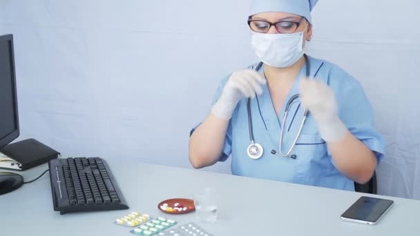 Женщина-врач надевает медицинскую маску и начинает работать. — стоковое видео