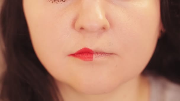 Vrouw met half geschilderd gezicht. Close-up — Stockvideo