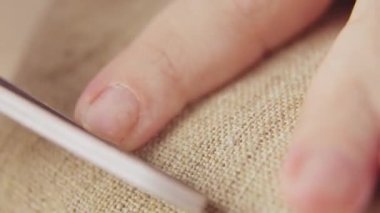 Renk kaplaması uygulamadan önce tırnak testeresi ve cilalama