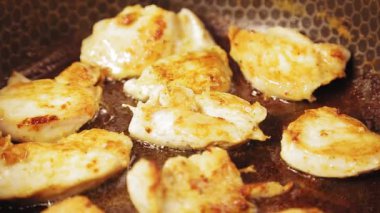 Kabuklu tavuk filetosu tavada kaynar yağda kızartılır..