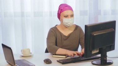Karantina döneminde başlıklı Yahudi bir kadın işte. Coronavirus telefonda konuşuyor ve bilgisayarla çalışıyor.