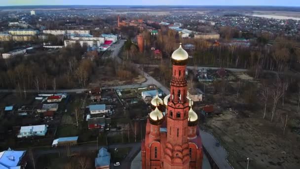 Rusia, región de Ivanovo, la ciudad de Vichuga, la Iglesia del Señor de la Resurrección, 1 de mayo de 2020. Cerrado a feligreses durante la pandemia del coronavirus. Vertical — Vídeos de Stock