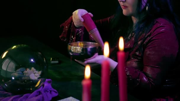 Щасливець у магії працює зі співочою чашкою . — стокове відео