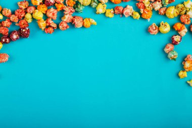 Mavi arka planda rengarenk gevrek mısır. Yer ayır.