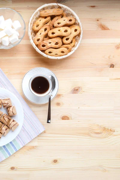 Две чашки кофе на салфетке на деревянном столе и сладости с сахаром. Копирование пространства . — стоковое фото