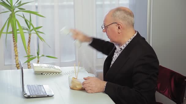 Męski menadżer pracuje w biurze i je lunch.. — Wideo stockowe