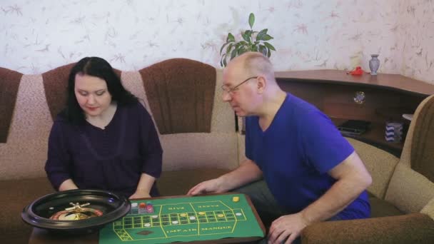 Familienehepaar spielt Roulette zu Hause in Quarantäne zur Vorbeugung gegen Coronavirus. — Stockvideo