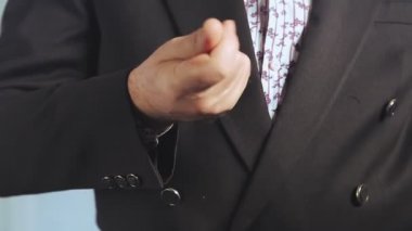 Halka açık bir yerde bir adam ellerini profesyonel bir antiseptikle dezenfekte eder..